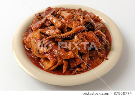 在白色背景的炒魷魚 在白色背景的炒魷魚 87968774