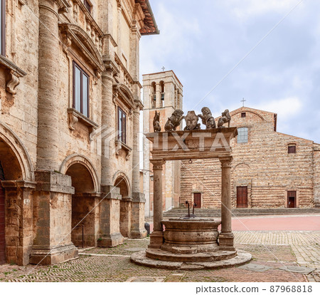 Medieval stone well with griffins and lions on the central Piazza Grande in Montepulciano Medieval stone well with griffins and lions on the central Piazza Grande in Montepulciano 87968818
