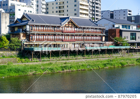 View of Kamo River from Gojo Ohashi, Kyoto (Kyoto City, Kyoto Prefecture) 87970205