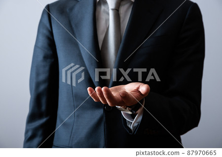 A hands-out businessman 87970665