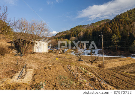 積雪的春天山村 辰野町澤莊 積雪的春天山村 辰野町澤莊 87970732