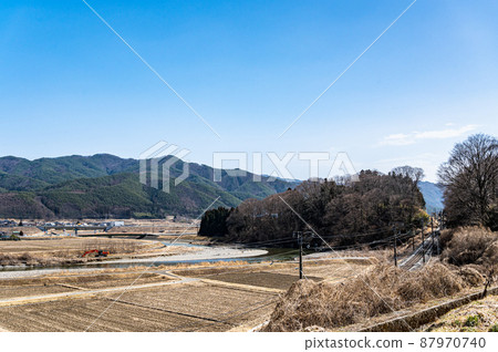 沿著龍野町鄉間行駛的飯田線 87970740