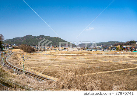 沿著龍野町鄉間行駛的飯田線 87970741
