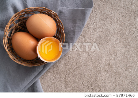 雞蛋 蛋 棕色 咖啡色 灰色 Egg in plate 卵 生たまご 87971466
