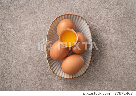 雞蛋 蛋 棕色 咖啡色 灰色 Egg in plate 卵 生たまご 87971468