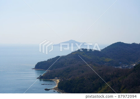 從岡山縣笠岡市真鍋島城山山頂看到的真鍋島和毛島 從岡山縣笠岡市真鍋島城山山頂看到的真鍋島和毛島 87972094