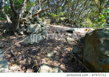 Honmaru 2 of the ruins of Manabe Castle, the southernmost castle in Okayama Prefecture, Manabe Island, Kasaoka City, Okayama Prefecture Honmaru 2 of the ruins of Manabe Castle, the southernmost castle in Okayama Prefecture, Manabe Island, Kasaoka City, Okayama Prefecture 87972152