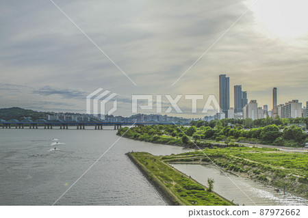 Scenery around Dongjak Bridge at sunset 87972662