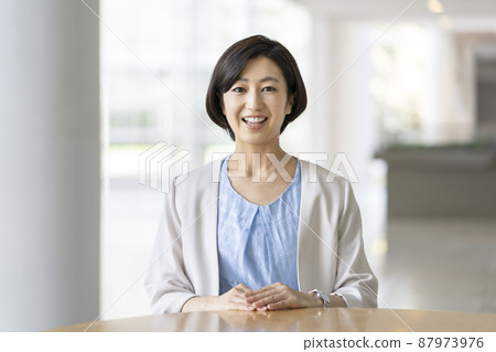 一個微笑著看著相機的女商人 一個微笑著看著相機的女商人 87973976