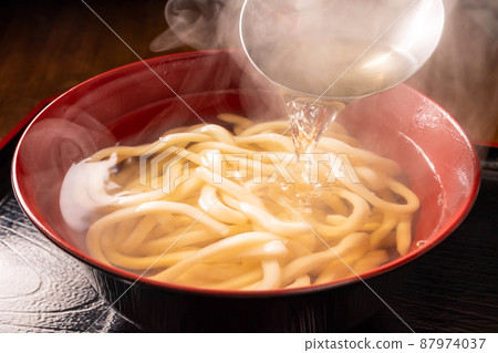 在烏冬面撒上高湯 87974037