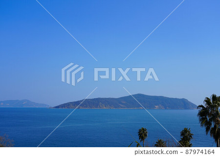Overlooking the Shiwaku Islands beyond the palm trees 2 Manabe Island, Kasaoka City, Okayama Prefecture 87974164