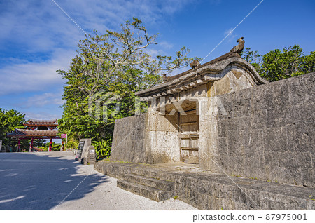Okinawa Sonohyan-utaki Stone Gate and Shureimon Gate 87975001