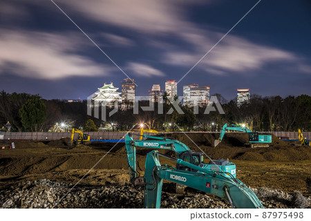 《愛知縣》名古屋市景 名古屋城夜景和名城公園建設中的摩天大樓 87975498