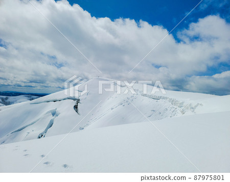 春天附近的雪山 春天附近的雪山 87975801