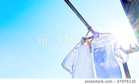 強烈的夏日陽光_image 87976130