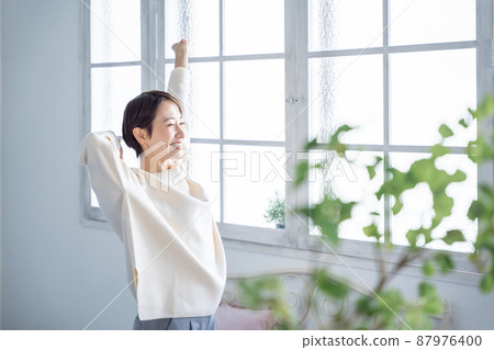 Middle women, smiles, stretches, stretches, health, healthcare 87976400