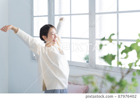 Middle women, smiles, stretches, stretches, health, healthcare 87976402