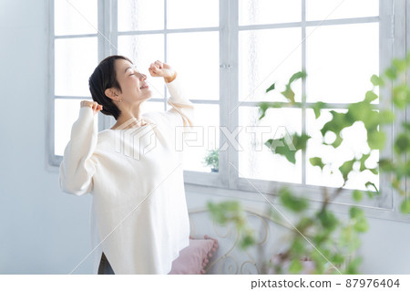Middle women, smiles, stretches, stretches, health, healthcare 87976404