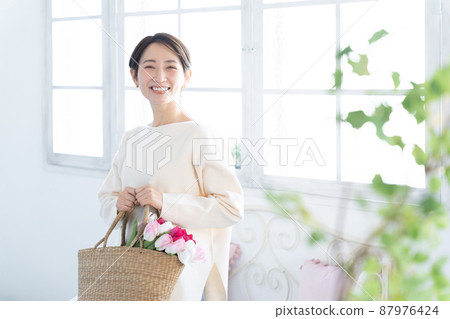 Middle woman, smile, flower, spring Middle woman, smile, flower, spring 87976424