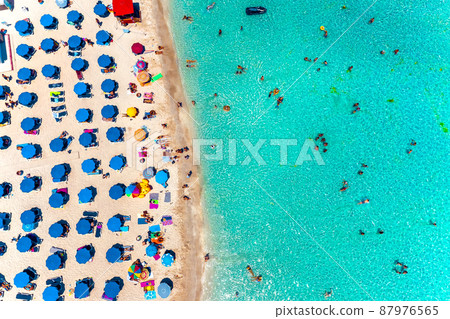 Overhead view of a tropical beach 87976565