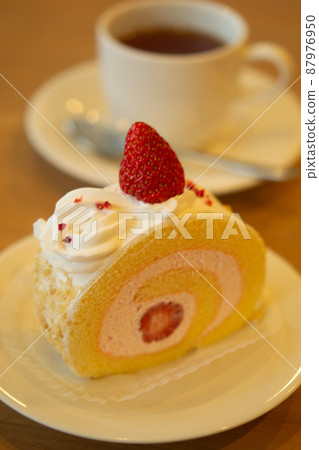 Strawberry roll cake 87976950