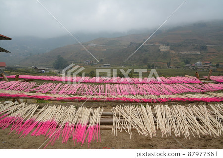 Making incense sticks made by the Zai tribe 87977361