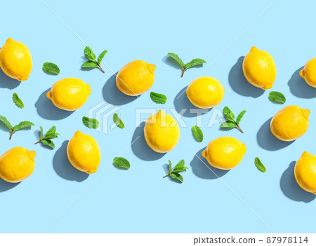 Fresh yellow lemons with mints overhead view 87978114