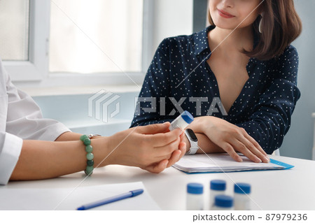 The doctor tells the patient at the reception about the new drug 87979236