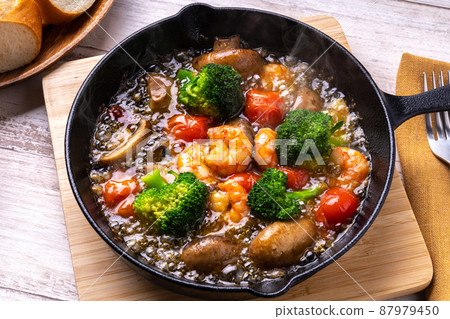 蝦和蘑菇 ajillo 87979450