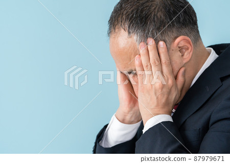 Businessman thinking senior profile 87979671
