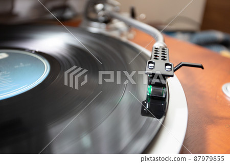 Cartridge and tone arm equipped with a record needle that traces the groove of the record board Cartridge and tone arm equipped with a record needle that traces the groove of the record board 87979855