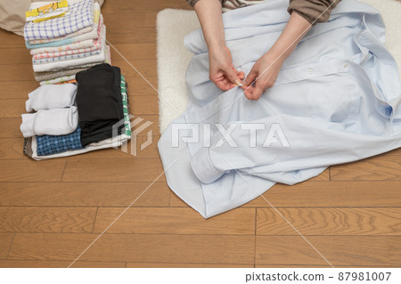 【中間主婦折疊洗衣Y恤的家務場景】 87981007