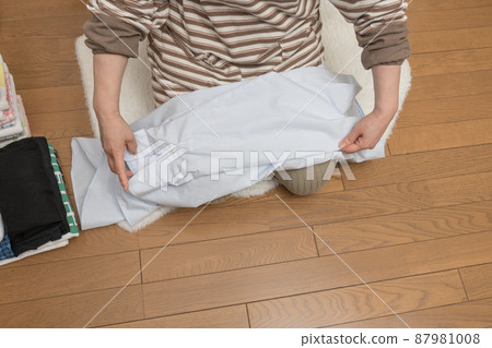 【中間主婦折疊洗衣Y恤的家務場景】 87981008