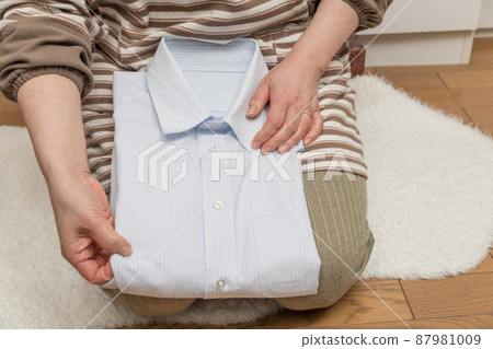 【中間主婦折疊洗衣Y恤的家務場景】 87981009