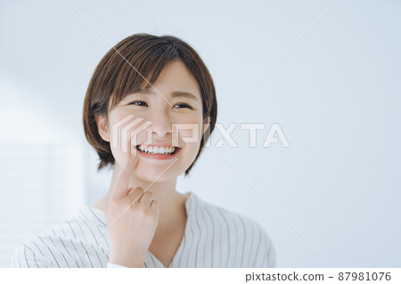 Female dental health 87981076