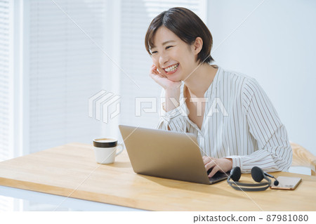 女性 PC 微笑 87981080