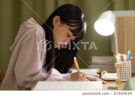 在辦公桌前學習的女孩 87984034