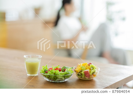 Breakfast and a young lady 87984054