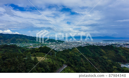 在靜岡、駿河灣和伊豆半島從 Yanbara 的天空看到的城市景觀 在靜岡、駿河灣和伊豆半島從 Yanbara 的天空看到的城市景觀 87984348