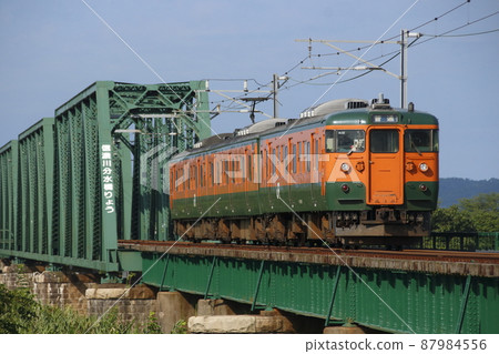Echigo Line 115 series (Shonan color) near the end 87984556