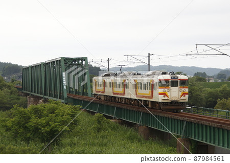 Echigo Line 115 series near the end (former Yahiko color) 87984561
