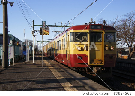 Echigo line 115 series near the end (nostalgic Niigata color) 87984565