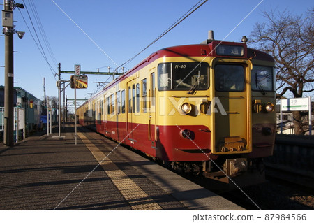 Echigo line 115 series near the end (nostalgic Niigata color) 87984566