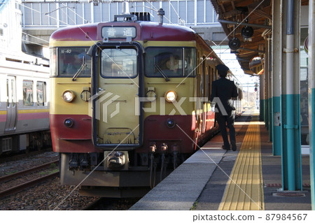 Echigo line 115 series near the end (nostalgic Niigata color) 87984567