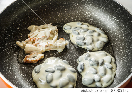 Fried grilled beans and chikuwa 87985192