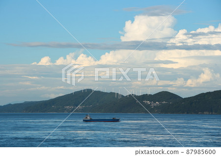 [Image] Summer sky and windmill seen from the sea 87985600