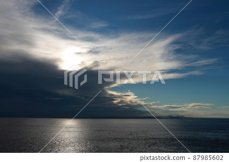 [Image] Sky and clouds spreading over the ocean 87985602