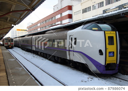 Kushiro Station: Limited Express Ozora (Kiha 261 series 1000 series: Sapporo ⇔ Kushiro) 87986074