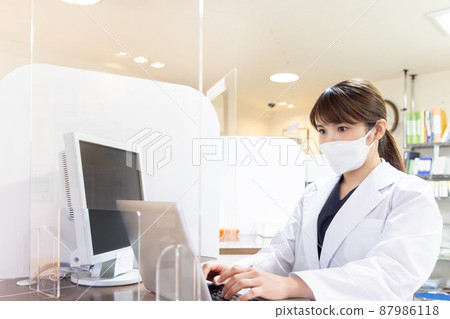 一名在配藥藥房工作的婦女 87986118