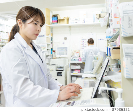 一名在配藥藥房工作的婦女 87986321
